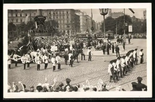 Foto-AK Wien, X. Sängerbundesfest 1928, Festumzug mit Strassenbahn im Hintergrund