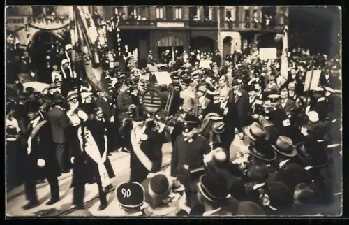 Foto-AK Nürnberg, 9. Deutsches Sängerbundesfest, Festumzug vor einem Restaurant