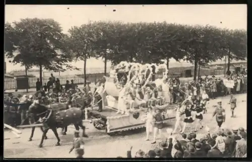 Foto-AK Wien, X. Sängerbundesfest, Geschmückter Festwagen mit Kindern