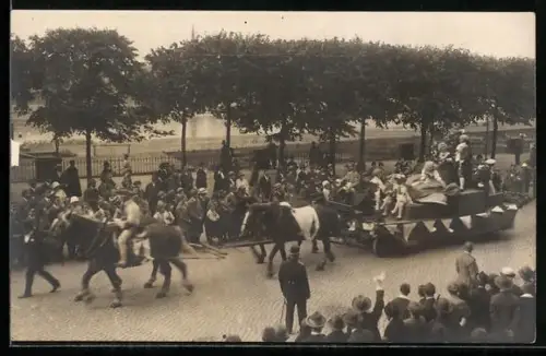 Foto-AK Wien, X. Sängerbundesfest, Personen in Kostümen auf einem Festwagen mit Wimpeln