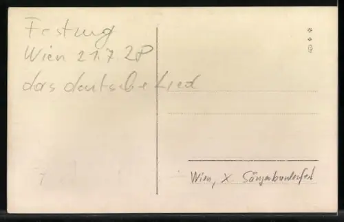 Foto-AK Wien, X. Sängerbundesfest, Personen in Kostümen auf einem Festwagen mit Wimpeln