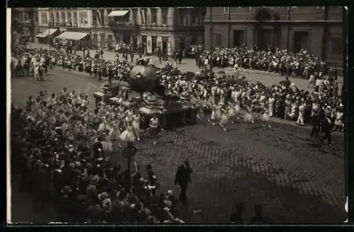 Foto-AK Wien, X. Sängerbundesfest, Festwagen mit Erdkugel und Frauen mit Blumen