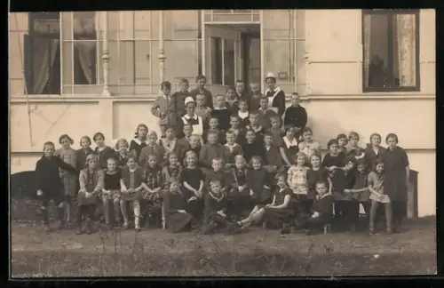 Foto-AK 29683, Gruppenbild vor dem Kurhaus Kinderheim