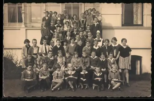 Foto-AK 29683, Gruppenfoto vor dem Kurhaus Kinderheim