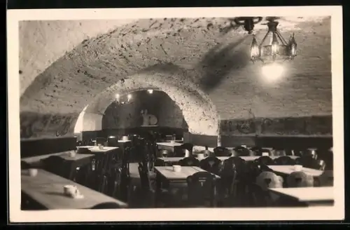 AK Prag / Praha, Pivovar u sv. Tomase III. Letenska, im Gastraum