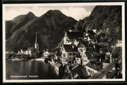 AK Hallstatt, Häuser am Ufer mit Blick zur Kirche