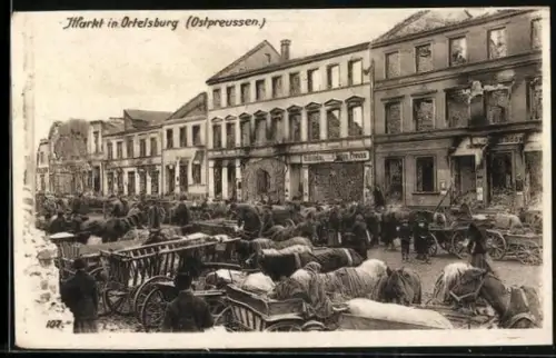 AK Ortelsburg, Markt mit Sicht auf kriegszerstörte Häuserzeile