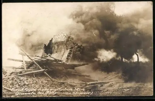 Foto-AK Bapaume, Einschlagen einer englischen 38 cm Granate