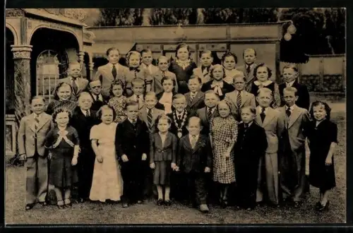 AK Berlin-Niederschönhausen, Schaefer's Liliput Märchenstadt, Liliputaner