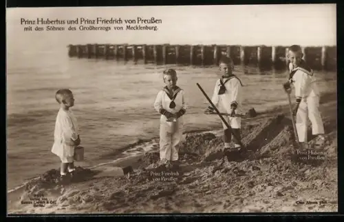 AK Söhne des Grossherzogs von Mecklenburg spielen am Strand mit Prinz Hubertus und Prinz Friedrich von Preussen