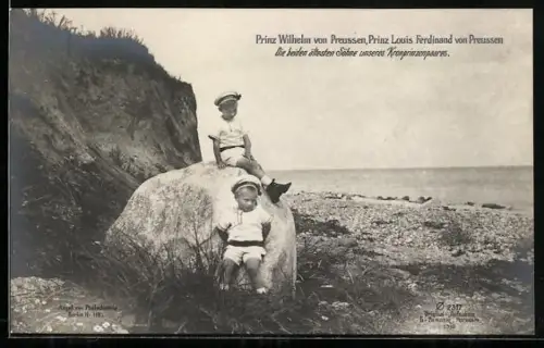 AK Prinz Wilhelm und Prinz Louis Ferdinand von Preussen in Matrosenuniformen mit Mützenband am Strand