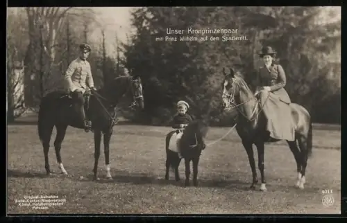 AK Kronprinz Wilhelm von Preussen, Unser Kronprinzenpaar mit Prinz Wilhelm auf dem Spazierritt, Pony