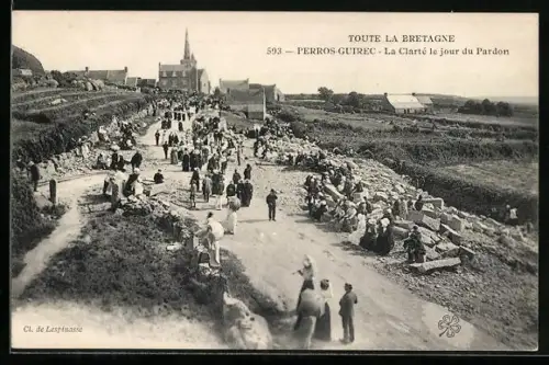 AK Perros-Guirec, La Clarté le jour du Pardon avec foule se rassemblant près de l`église