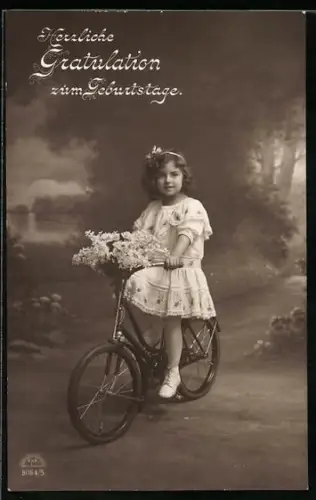 AK Geburtstagsgruss, Mädchen sitzt mit Blumenstrauss auf Fahrrad
