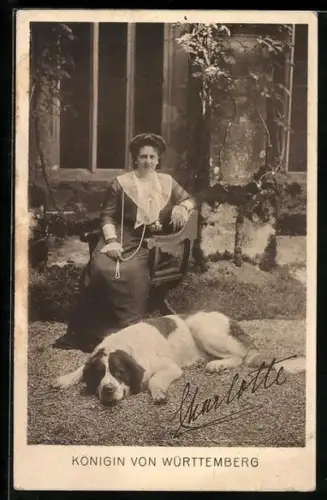 AK Königin Charlotte von Württemberg mit ihrem Bernardiner im Garten