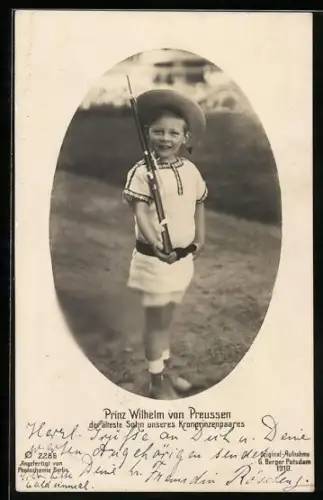 AK Prinz Wilhelm mit Hut und Gewehr, Sohn des Kronprinzenpaares