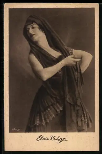 AK Schauspielerin Elsa Krüger in schwarzem Kleid, Elsa Krüger Zigarette