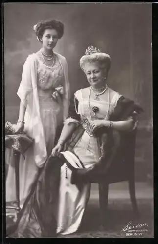 AK Unsere Kaiserin mit ihrer Tochter, Schmuck