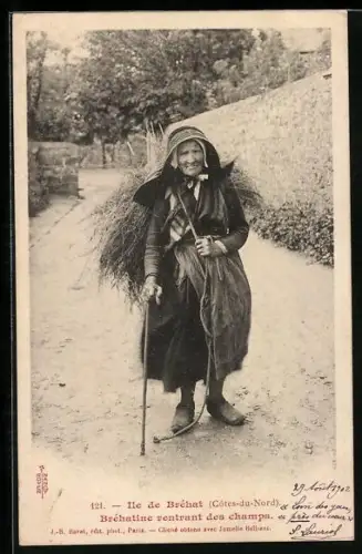 AK Île de Bréhat /Côtes-du-Nord, Vieille femme rentrant des champs