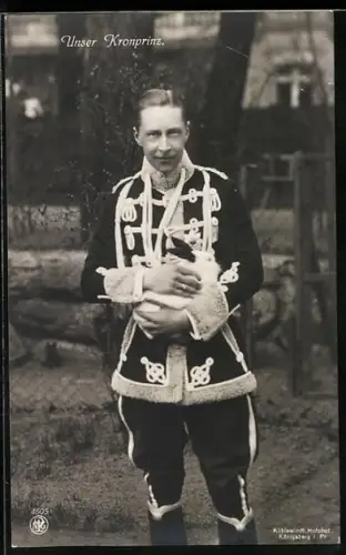 AK Kronprinz Wilhelm von Preussen mit einem Kaninchen, Uniform