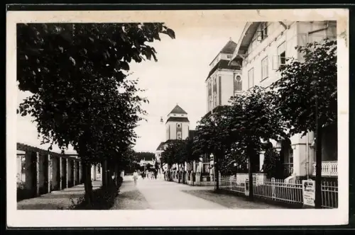 AK Binz a. Rügen, Strassenpartie mit Passanten