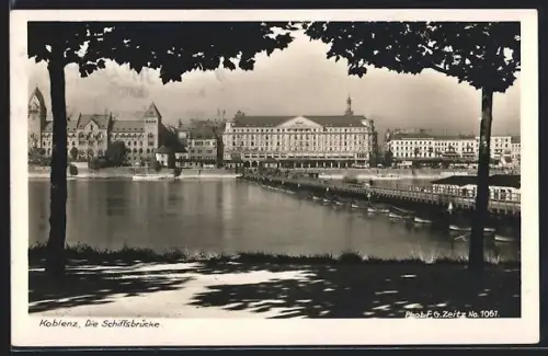 AK Koblenz, Schiffsbrücke mit Stadtpanorama