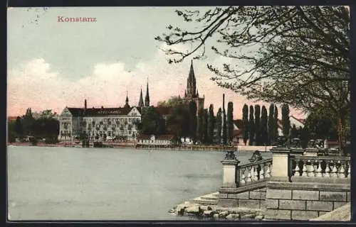 AK Konstanz, Insel-Hotel vom Wasser aus, Balustrade am Ufer