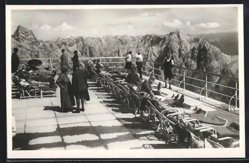 AK Garmisch-Partenkirchen, Zugspitzbahn, Liegeterrasse im Hotel Schneefernerhaus