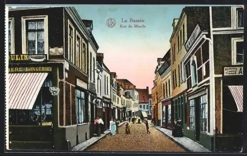 AK La Bassee, Rue de Mizelle, Leute auf der Strasse, Geschäfte