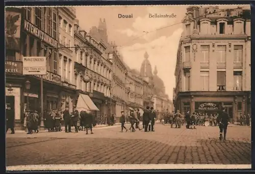 AK Douai, Bellainstrasse mit Passanten