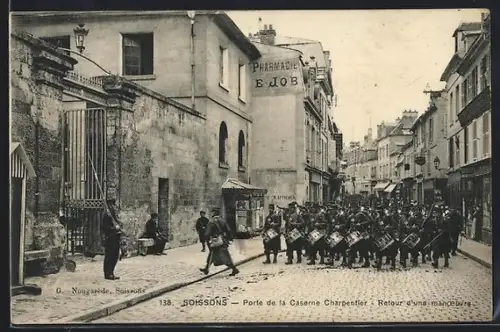 AK Soissons, Porte de la Caserne Charpentier, Retour d`une manoeuvre