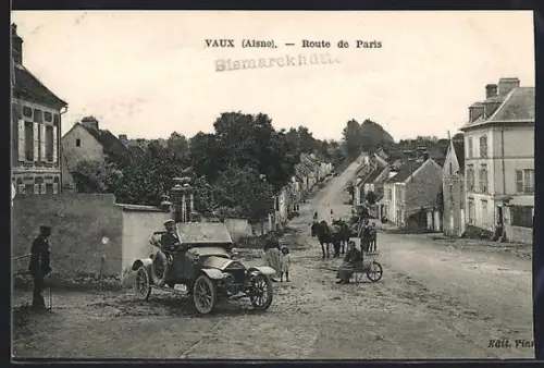 AK Vaux /Aisne, Route de Paris avec voitures et chevaux sur la route