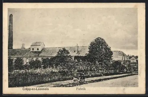AK Crépy-en-Laonnois, Vue de la fabrique avec cheminée et jardin au premier plan