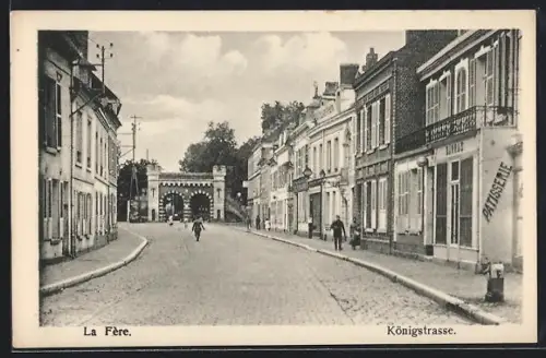AK La Fère, Königstrasse avec vue sur la rue pavée et l`entrée de la ville