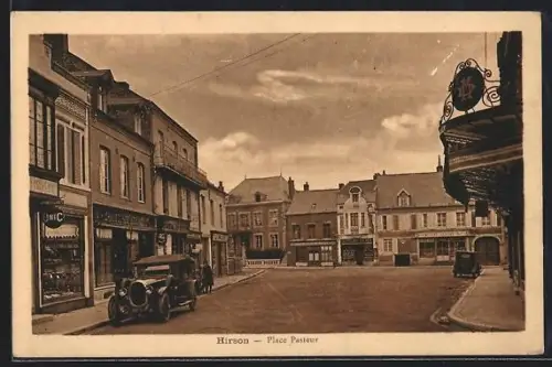 AK Hirson, Place Pasteur avec voitures et bâtiments environnants