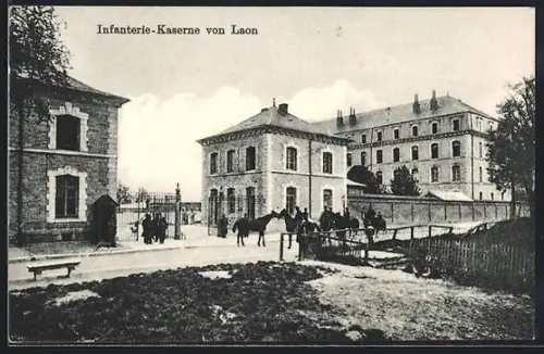 AK Laon, Caserne d`infanterie avec soldats et chevaux à l`entrée