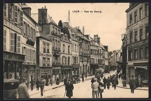 AK Laon, Rue du Bourg animée avec passants et boutiques