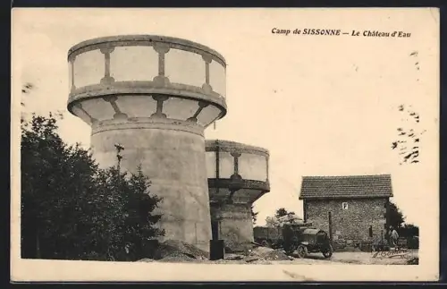 AK Sissonne, Le Château d`Eau du camp militaire avec bâtiment annexe et véhicule