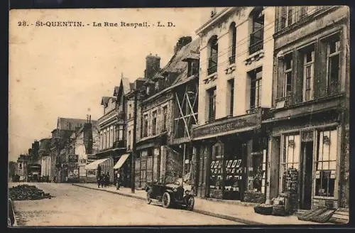 AK St-Quentin, La Rue Raspail avec voitures et facades commercantes