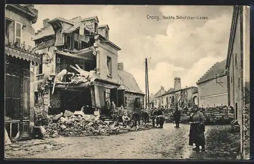 AK Crouy, Maison détruite avec barricades de protection à droite