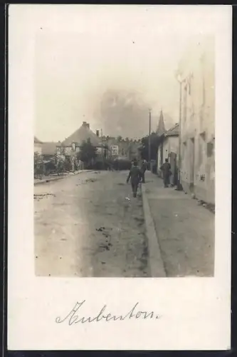 Foto-AK Aubenton, Vue de rue avec des soldats en marche
