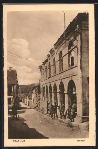 AK Craonne, L`hôtel de ville et soldats devant le bâtiment endommagé