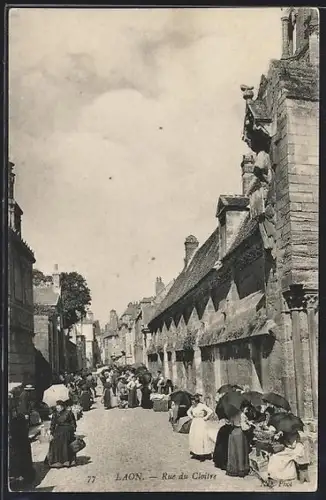 AK Laon, Rue du Cloître animée avec passants et gargouilles sculptées