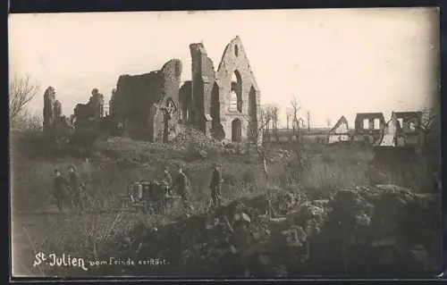 Foto-AK St. Julien, Soldaten vor den Ruinen des Ortes