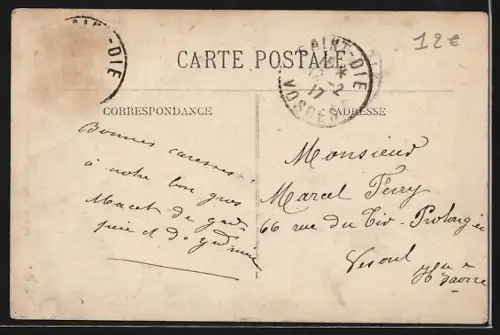 AK Saint-Dié, le toit détruit du café de l`Univers après le bombardement du 27 décembre 1941, des gens attroupés