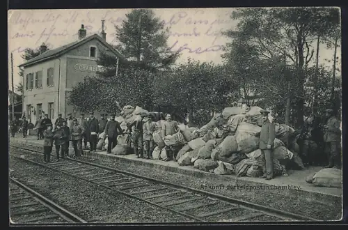AK Chambley, Ankunft der Feldpost am Bahnhof, Soldaten an den Gleisen