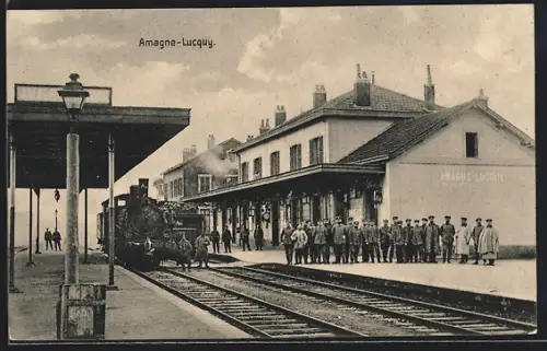 AK Amagne-Lucquy, deutsche Soldaten auf dem Bahnhof, Eisenbahn