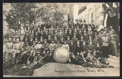 Foto-AK Graz, Jungschützenschule 1914, Gruppenfoto vor dem Gebäude
