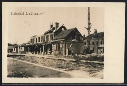 Foto-AK La Bassée, Blick auf den zerstörten Bahnhof