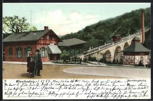 AK Wiesbaden, Familie vor Station der Nerobergbahn